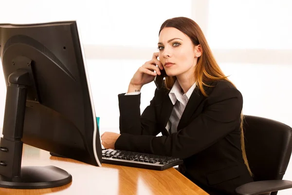 オフィスで自分の机で smert 電話で怒っている女性商談 — ストック写真