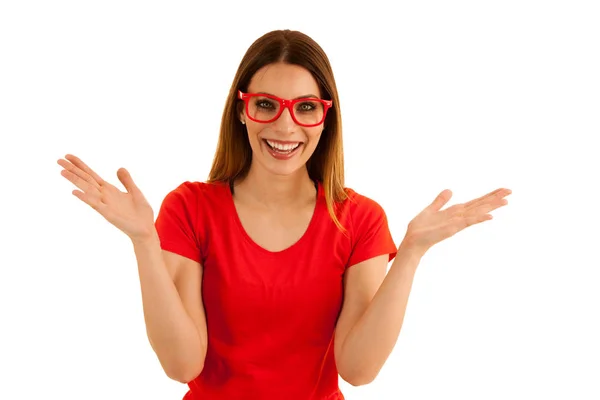 Bella giovane donna in rosso t shirt pointz in copia spazio isolat — Foto Stock