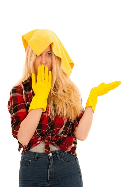 Młoda Blondynka z żółtą gumową Rękawice czyszczące o na białym tle — Zdjęcie stockowe