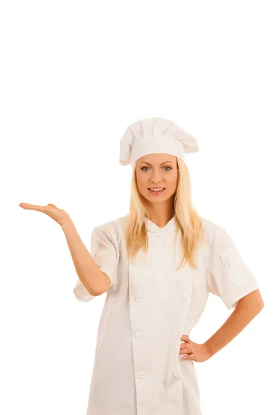 Красива блондинка шеф-кухарка ізольована на білому тлі — стокове фото