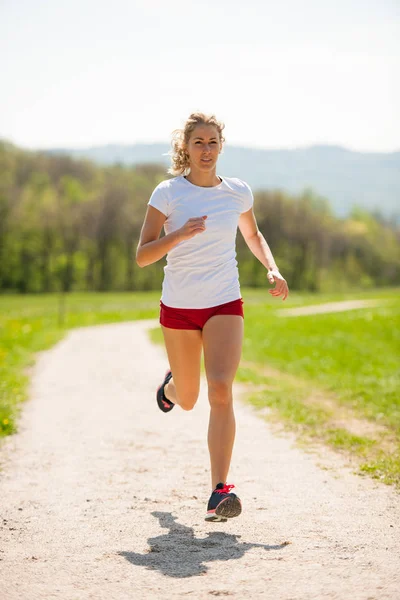 Läuferin läuft - Training im Frühjahr — Stockfoto