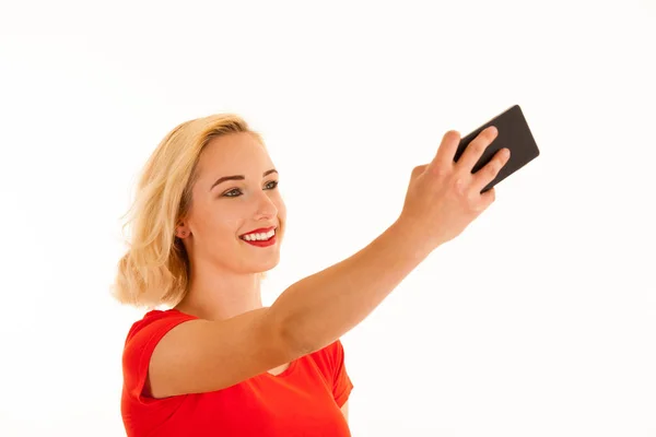 Attrayant jeune femme blonde faire selfie avec son téléphone intelligent — Photo