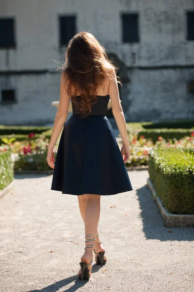 Όμορφη νεαρή γυναίκα μοντέλο σε μπλε φόρεμα που παρουσιάζουν εξωτερική σε το — Φωτογραφία Αρχείου