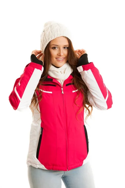 Vrouw in roze winter jas geïsoleerd op witte achtergrond — Stockfoto
