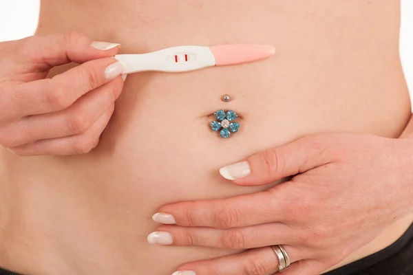 Tester di gravidanza sulla pancia della donna isolato su backgrou bianco — Foto Stock