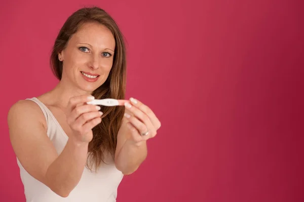 Donna Felice Con Test Gravidanza Isolato Sfondo Rosa — Foto Stock