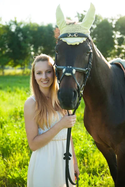 Mulher Bonita Com Cavalo Livre Passeio Natureza — Fotografia de Stock