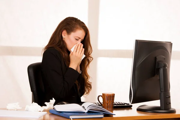 Il donna che soffre al lavoro dietro la scrivania nel suo ufficio — Foto Stock