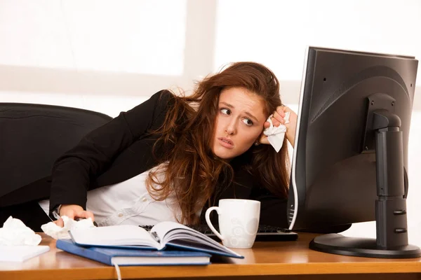 Cierpienie w pracy za biurkiem w swoim biurze kobiety Il — Zdjęcie stockowe