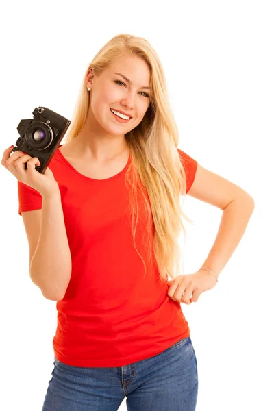 Vrouw in het rood met een retro camera geïsoleerd op witte achtergrond — Stockfoto