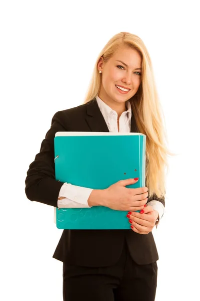 Schöne junge Frau checkt Daten in einem Arbeitsordner in ihrem Büro — Stockfoto