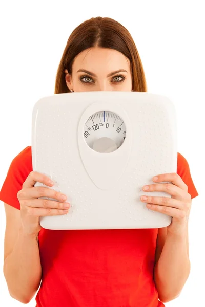 Schöne junge Frau hält Waage als Zeichen für Gewichtsverlust isolat — Stockfoto