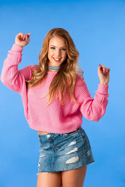 Beautiful Young Woman Pink Sweater Jeans Dance Vibrant Blue Background — Stock Photo, Image