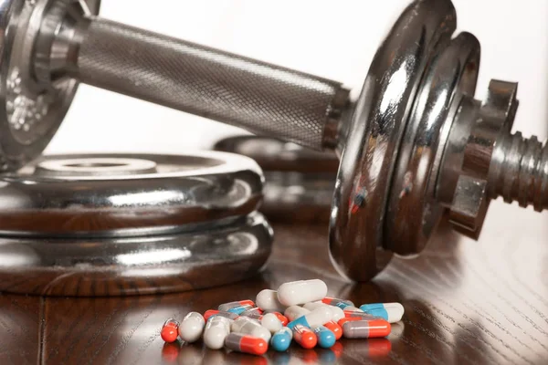 Steroïde pillen met halter waight op de achtergrond - doping in — Stockfoto