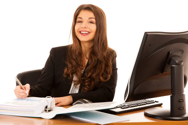 Krásná mladá brunetka žena zaměstnání v její kanceláři — Stock fotografie