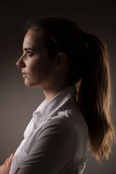 Retrato corporativo de mulher de negócios sobre fundo cinza escuro — Fotografia de Stock