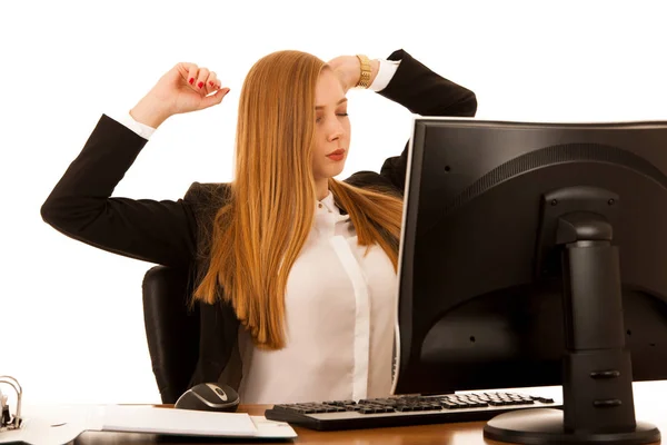 Biznes kobieta stretche broni podczas pracy w biurze — Zdjęcie stockowe