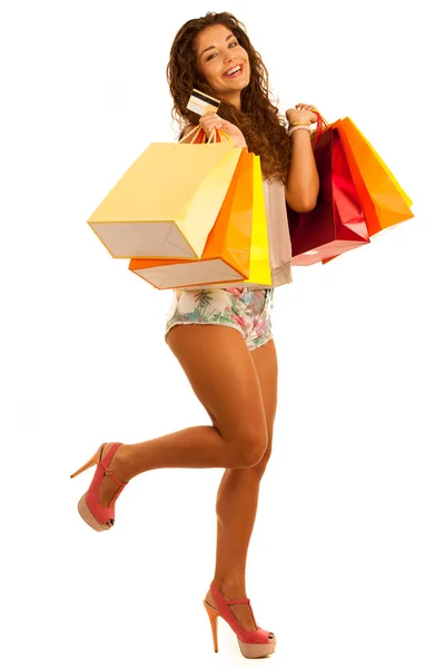 Alışveriş torbaları izole ove çekici genç beyaz kadınla — Stok fotoğraf