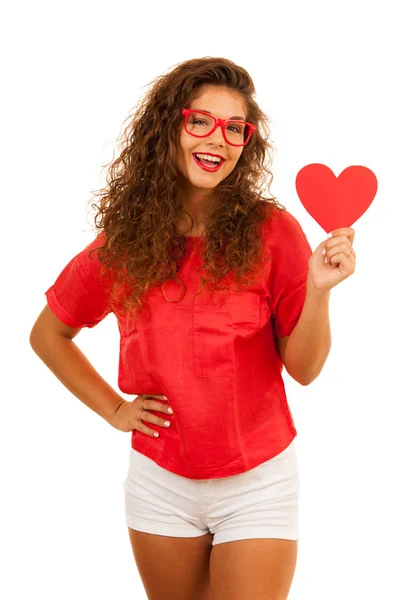 Hermosa joven en rojo sosteniendo un corazón para el día de San Valentín — Foto de Stock