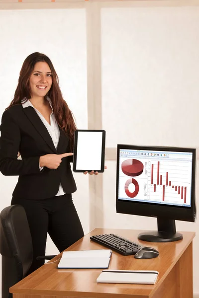Schöne Geschäftsfrau arbeitet am Tablet surfen im Internet in h — Stockfoto