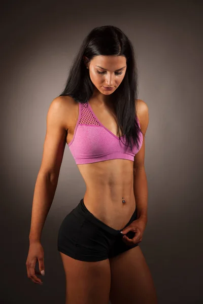 Schöne junge hispanische fit sportliche Frau Studioporträt — Stockfoto