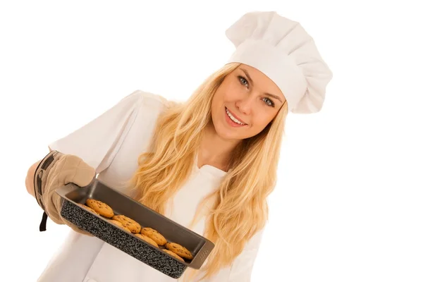 Hermosa mujer rubia en vestido de chef hornea galletas aisladas sobre —  Fotos de Stock