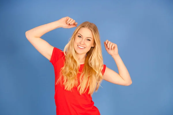 Krásná mladá blondýnka dospívající žena v pulzující t tričko dance iso — Stock fotografie