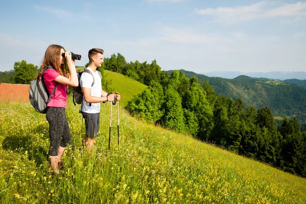 Ativo Bonito casal jovem caminhadas ina natureza escalada colina ou — Fotografia de Stock