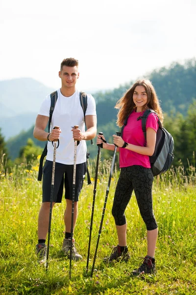 Activa Hermosa pareja joven senderismo ennaturaleza escalada colina o — Foto de Stock