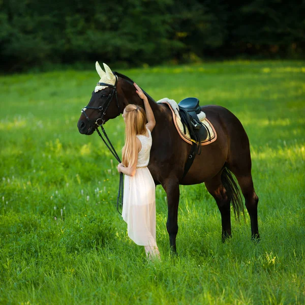 Gyönyörű fiatal nő, kültéri, természet séta a ló — Stock Fotó