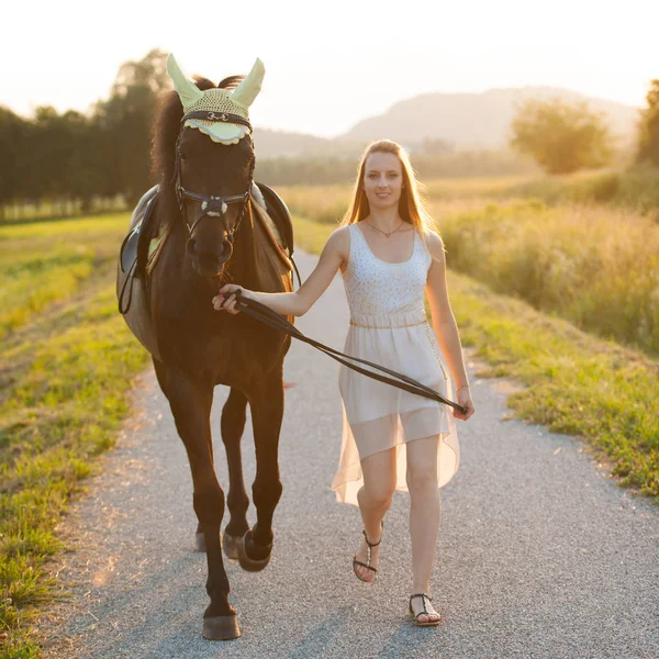 Piękna młoda kobieta z koniem odkryty na spacer w naturze — Zdjęcie stockowe