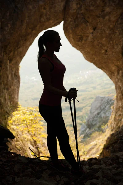 Dağlar hiking güzel bir genç kadın silüeti — Stok fotoğraf