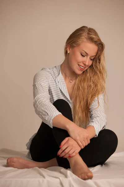 Beautiful Young Blond Woman Stting Bed — Stock Photo, Image