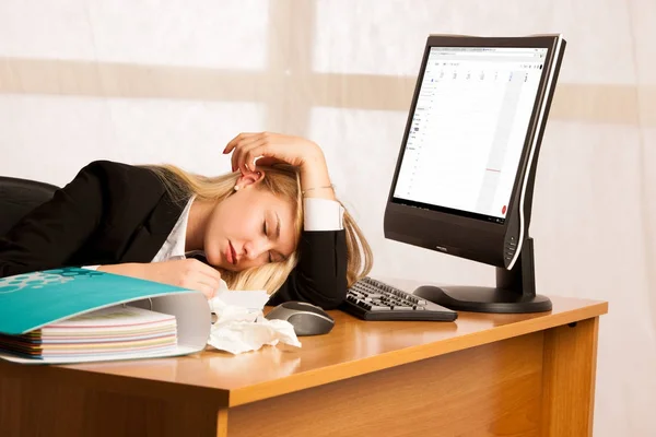 La mujer con gripe trabaja en la oficina - la enfermedad en el trabajo — Foto de Stock