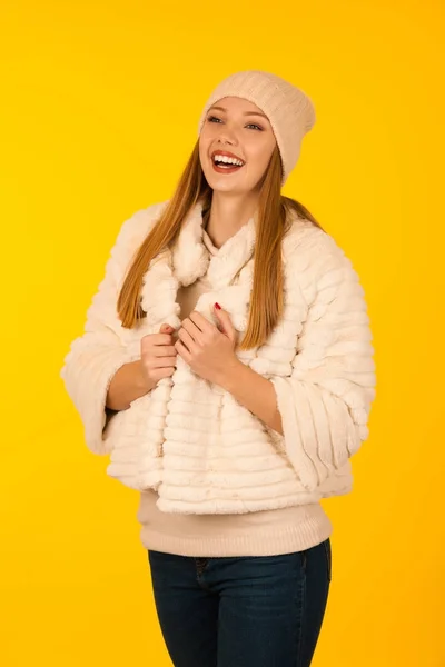 Retrato de beleza de mulher na jaqueta de inverno de pele sobre backgr amarelo — Fotografia de Stock
