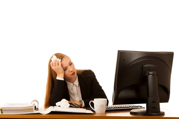 Плохая деловая женщина работает в офисе - болезнь на работе — стоковое фото