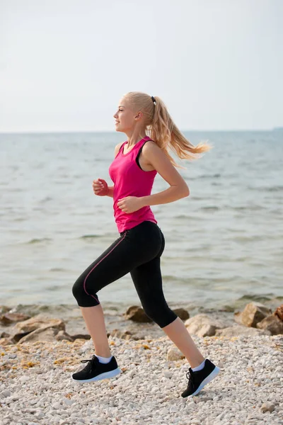 Joggen Strand Vrouw Runns Buurt Van Zee Vroeg Zomerochtend — Stockfoto