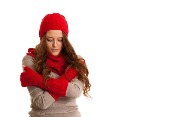 Mulher bonita em suéter, chapéu e cachecol gestos frio te — Fotografia de Stock