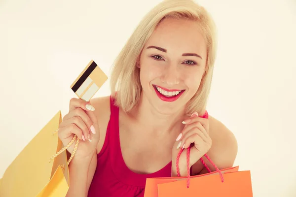 Aantrekkelijke Blonde Jonge Vrouw Met Boodschappentassen Geïsoleerd — Stockfoto