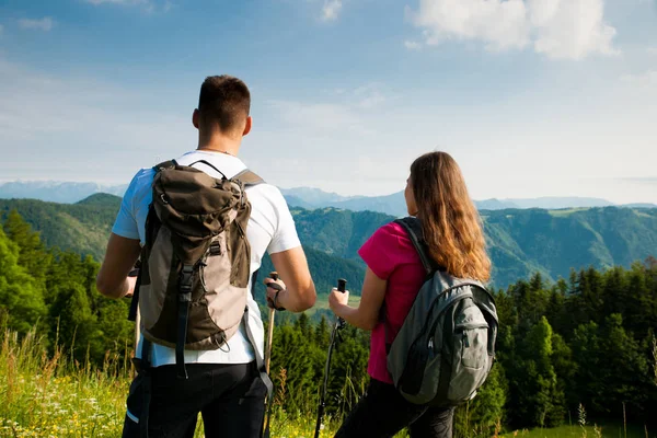 Ativo Bonito casal jovem caminhadas ina natureza escalada colina ou — Fotografia de Stock