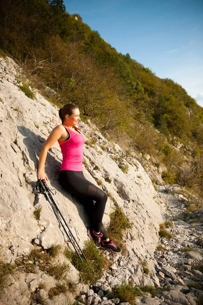 Bella giovane donna a riposo dopo aver scalato la montagna su un h — Foto Stock