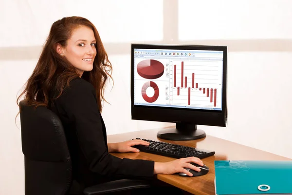 Baeutiful young business woman working at her desk in the office — Stock Photo, Image