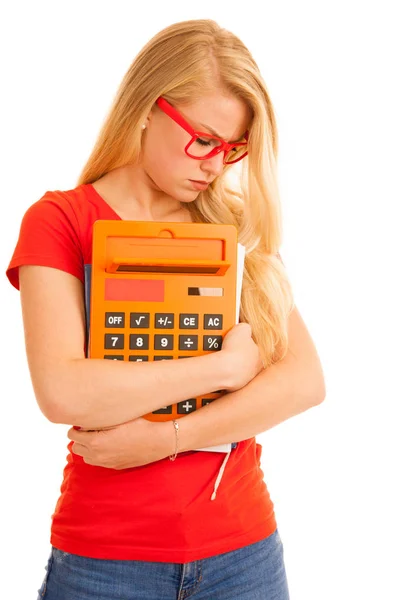 Junge Studentin in rotem T-Shirt mit Taschenrechner geschockt — Stockfoto