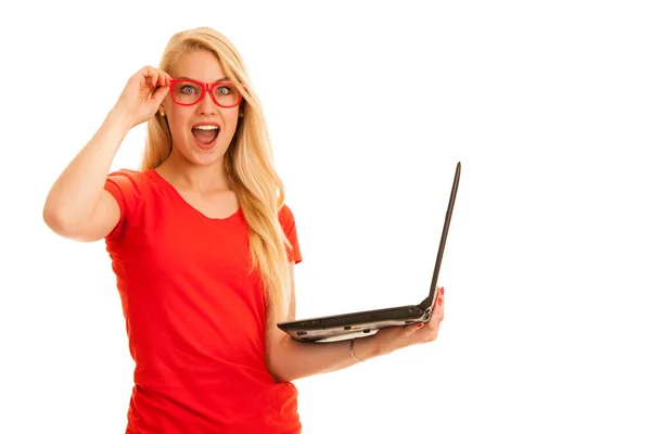 Mooie jonge vrouw heeft een laptop gebaar verrassing en succes — Stockfoto
