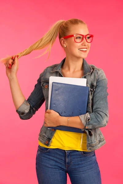 Hermosa joven feliz mujer en camiseta amarilla sostiene pose carpeta — Foto de Stock