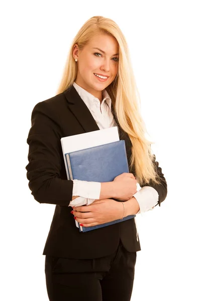 Piękna młoda kobieta sprawdzić dane w folderze roboczym w jej biurze — Zdjęcie stockowe