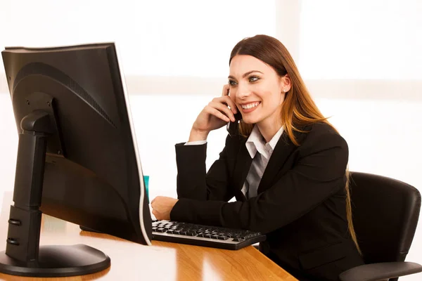사무실에서 그녀의 d에 smert 전화에 아름 다운 비즈니스 여자 회담 — 스톡 사진