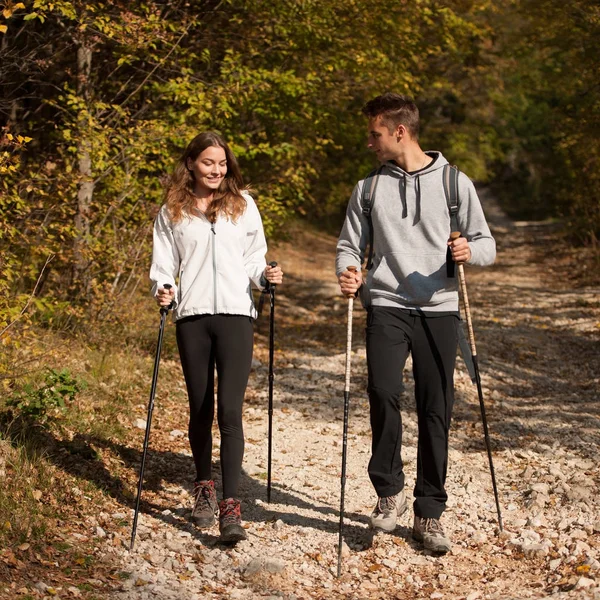 Giovane coppia escursionista in un caldo pomeriggio d'autunno nella natura — Foto Stock