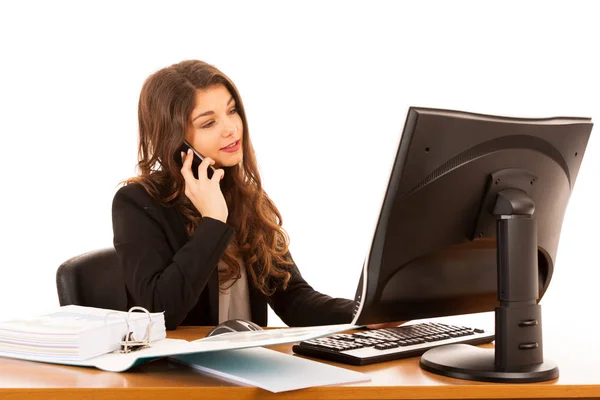 Hermosa joven morena mujer de negocios habla en el teléfono inteligente ove — Foto de Stock