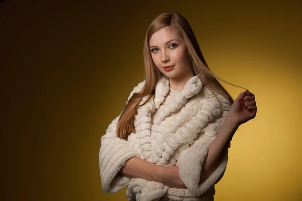 Portrait de beauté de femme en fourrure veste d'hiver sur backgr jaune — Photo